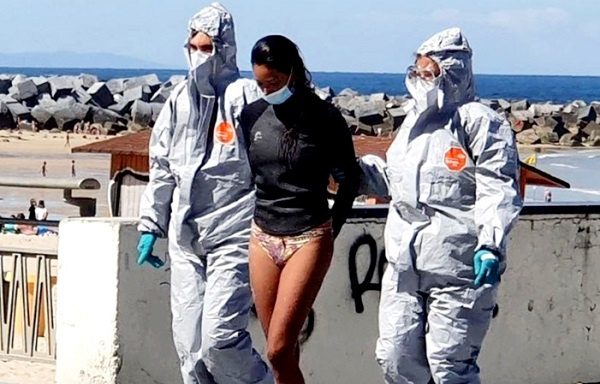 Arrestan a mujer infecta de Covid que salió a surfear a una playa pública
