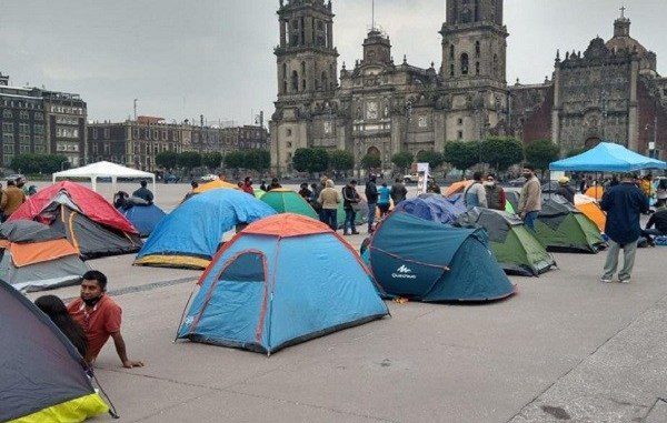 Registran en plantones en el Zócalo 7 infectados por COVID-19