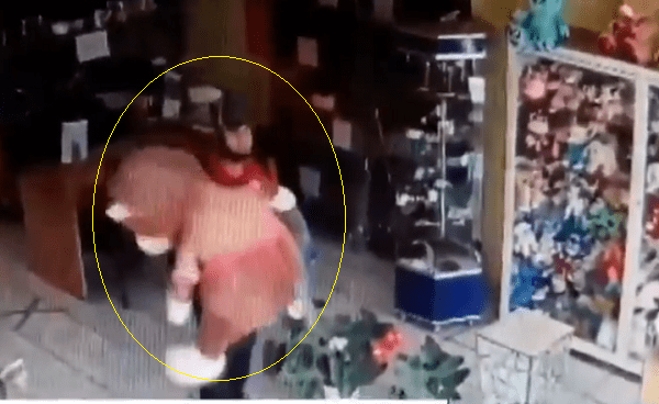 ¡Rata enamorada! Se roba un peluche gigante #VIDEO