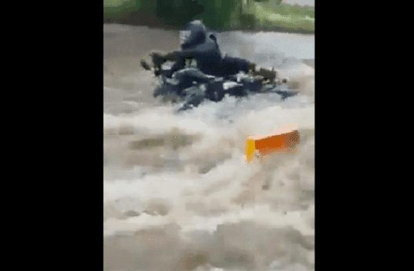 Motociclista es arrastrado por la fuerte corriente de una inundación en Zacatecas #VIDEO