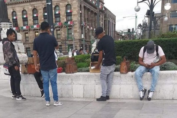 Alertan nueva forma de extorsión en CDMX: «¿Le boleo los zapatos?»
