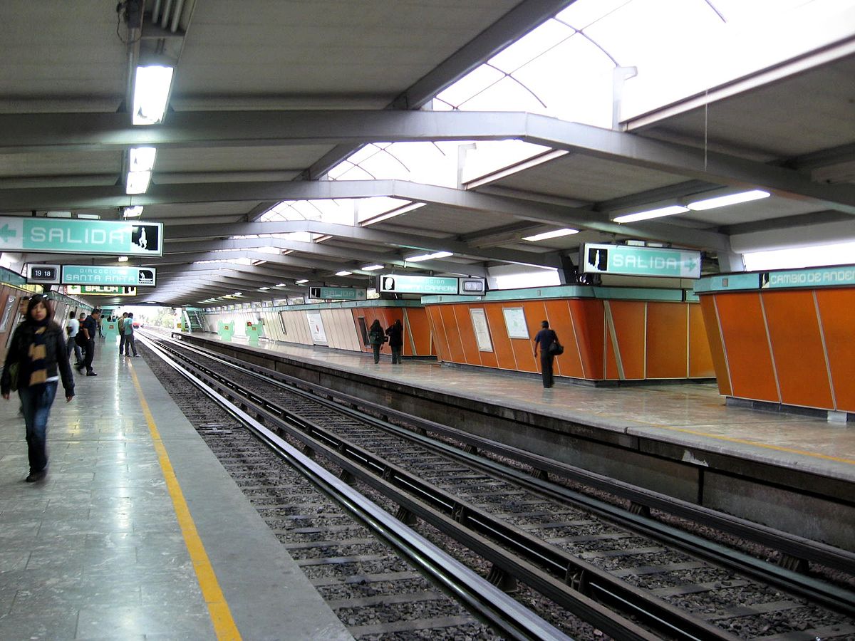 Rescatan a mujer que se arrojó al metro, en Fray Servando