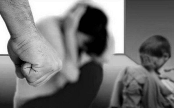 Por "no atenderlo" y hacer tarea con su hija, hombre golpea a su esposa