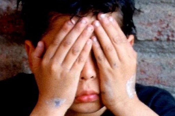 Rescatan a hermanitos de 9 y 11 años que huyeron de su casa donde eran golpeados