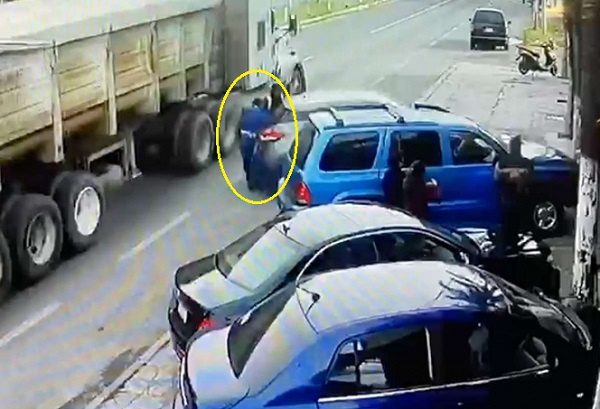 Nuevo #VIDEO exhibe responsabilidad de automovilista en atropellamiento de mariachi