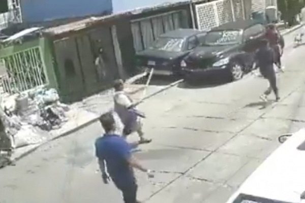 Vecinos intentan detener asalto en Ecatepec hasta con escobas #VIDEO