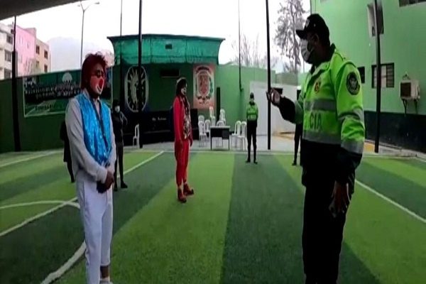 Arrestan a grupo de payasos por asistir a velorio durante contingencia