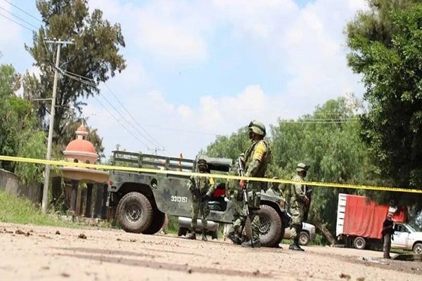 “Arriba el Marro”, gritan mujeres y niños a militares en Guanajuato #VIDEO