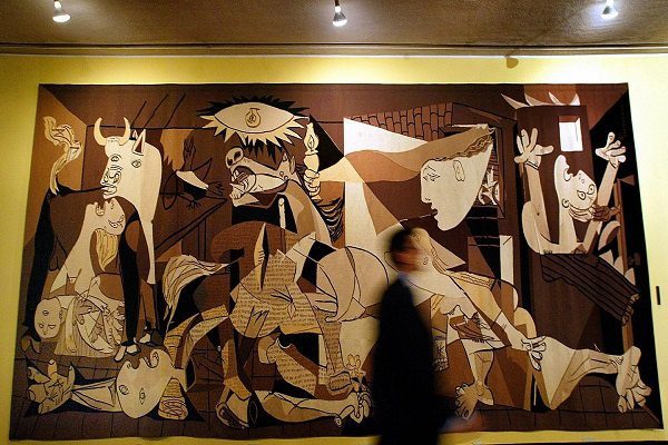 La disolución del régimen franquista​, trajo de regreso a España el Guernica de Picasso