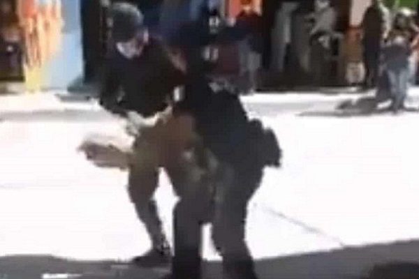 Detienen a vendedora de chapulines en Oaxaca y tiran su mercancía #VIDEO