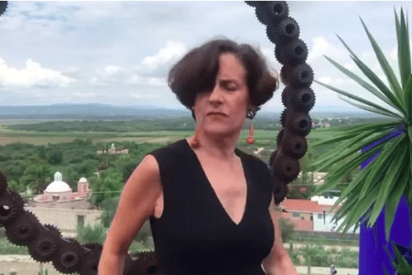 Politóloga Denise Dresser "perrea" tras lograr reto de becas del ITAM #VIDEO