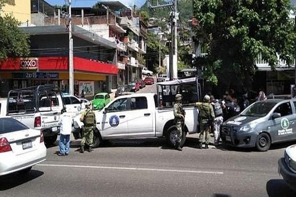 Policías de Acapulco abaten a dos extorsionadores durante operativo #VIDEO