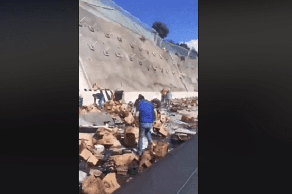 ¡Vuelve a pasar! Rapiñan cervezas de tráiler volcado #VIDEOS