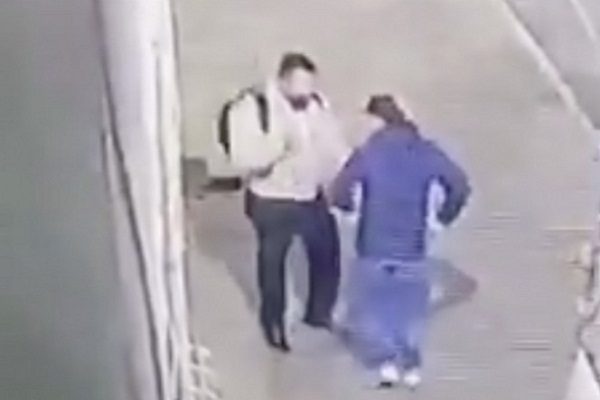 Transeúnte enfrenta a ladrón armado en la Miguel Hidalgo #VIDEO