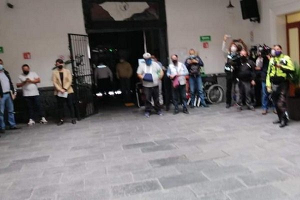 Colectivo feminista toma las instalaciones de la CNDH #VIDEOS