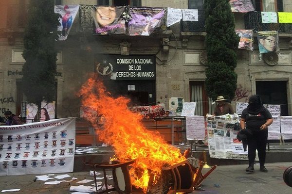 Colectivos feministas aseguran toma de CNDH hasta cumplir demandas