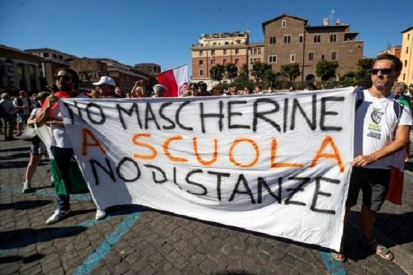 Grupos "negacionistas" protestan en Roma contra medidas sanitarias