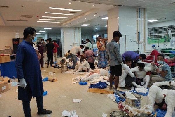 17 muertos y 37 lesionados tras explosión en mezquita de Bangladesh