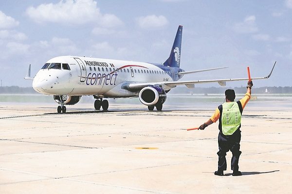 Aeroméxico podría despedir a mil sobrecargos por crisis