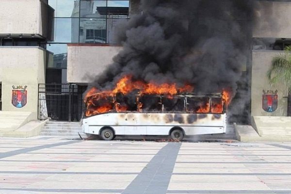Normalistas queman camión de transporte urbano en Tuxtla #VIDEOS