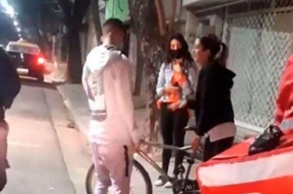 Fue a entregar un pedido y le roban su bici, clienta le regala la suya