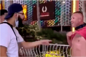 Mexicanos golpean a sujeto que los llama “sucios” en Las Vegas #VIDEO