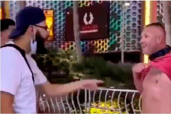 Mexicanos golpean a sujeto que los llama "sucios" en Las Vegas #VIDEO