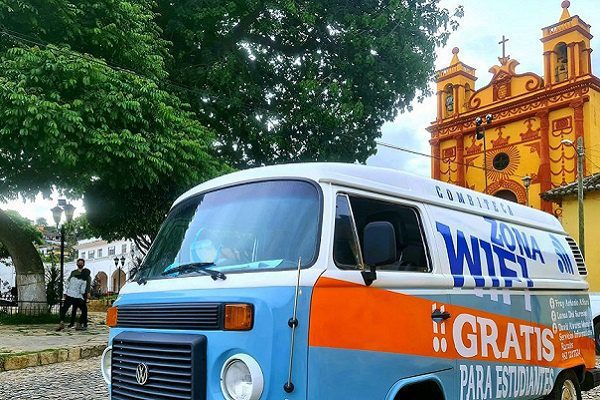 Maestro de Chiapas lleva internet gratuito a estudiantes en su "Combiteca"