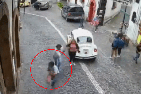 Hombre detiene y golpea a ladrón en Taxco #VIDEO