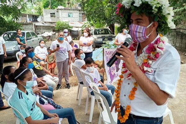 Candidato a alcalde en Hidalgo manda a callar a asistente a mitin #VIDEO