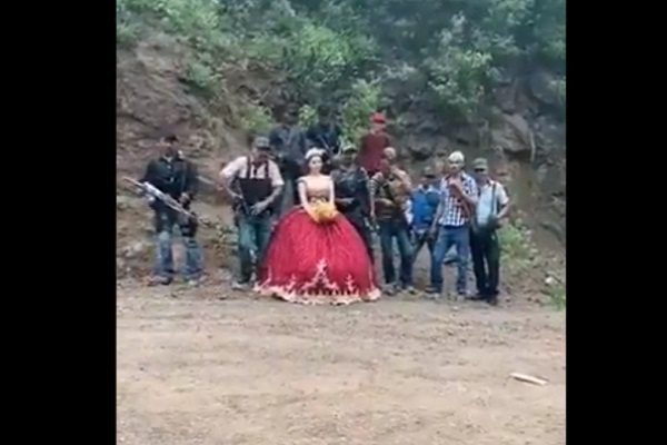 Quinceañera posa con sicarios para foto de recuerdo #VIDEO