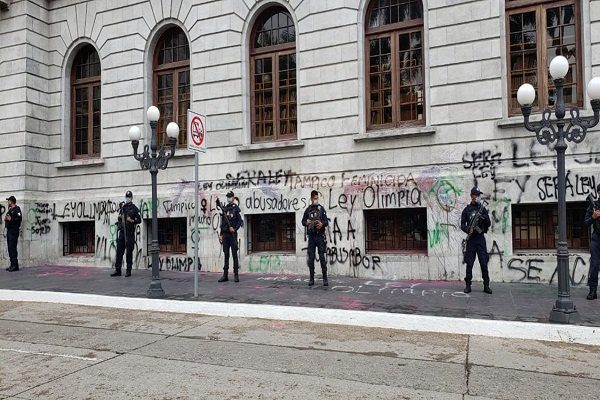 Mujeres pintan Presidencia Municipal de Tampico y CNDH de Puebla