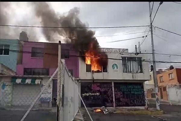 Feministas desalojadas del Codhem Ecetepec incendian instalaciones #VIDEOS