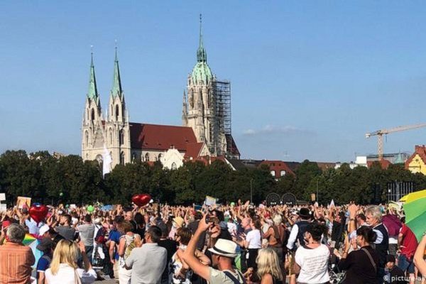 Miles se manifiestan en Alemania y Polonia en protestas anticovid