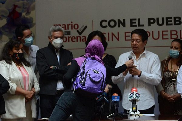 Colectivo feminista interrumpe mitin de Mario Delgado