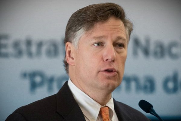 Tuitera llama “Extranjero blanco” a embajador de EE.UU. en México