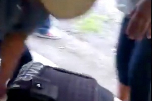 Golpea a policía en Veracruz y lo detienen. Pobladores aseguran su inocencia #VIDEO