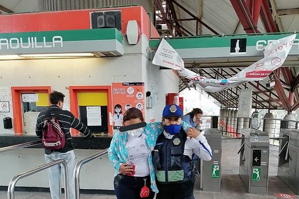 Mujer apuñala a usuaria del Metro en vagón de Villa de Aragón