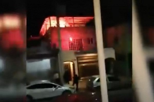 Hombre de Ecatepec incendia su casa con pirotecnia por error #VIDEO