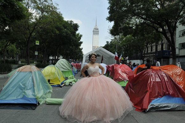 Quinceañera aprovecha plantón FRENAAA para tomar sesión de #FOTOS