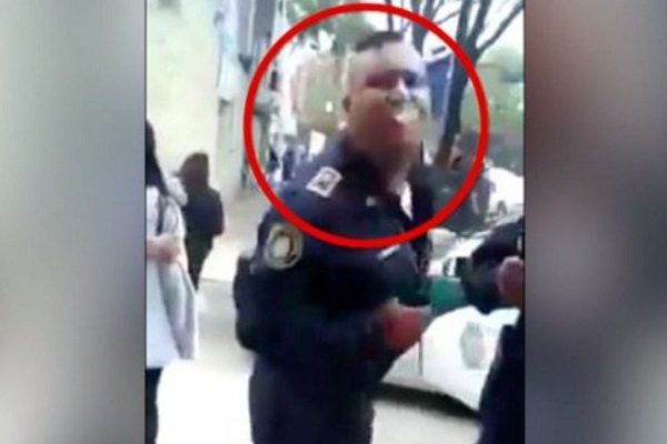 Policía escupe en la cara a una mujer, en la Narvarte #VIDEO