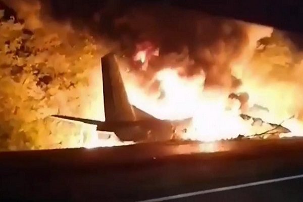 Sube a 22 la cifra de muertos por caída de avión en Ucrania #VIDEOS