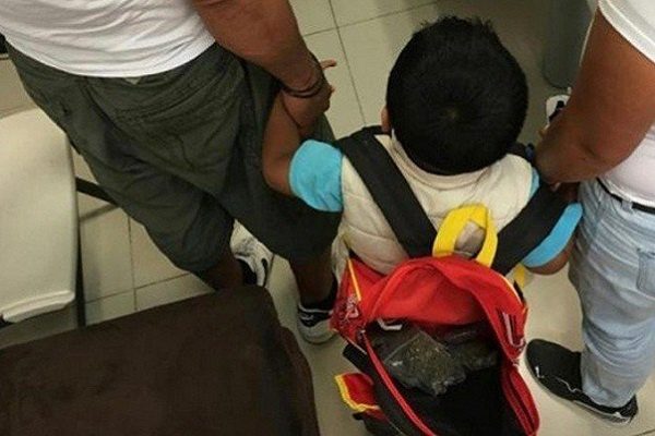 Rescatan a niño usado para transportar droga en Edomex