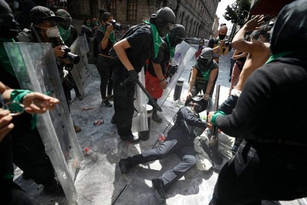 Reportan mujeres policías lesionadas tras protestas feministas CDMX #VIDEOS