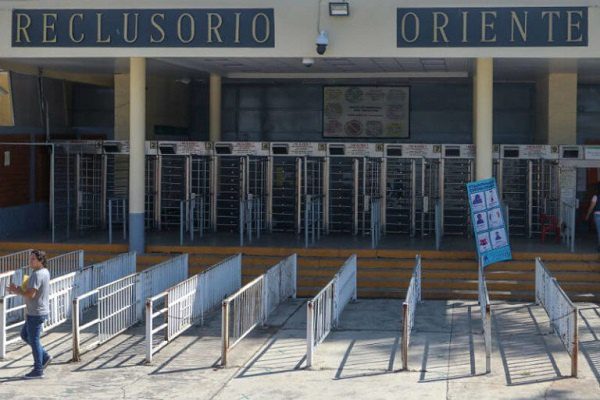 Reo golpea a su esposa en visita conyugal por unos chiles rellenos