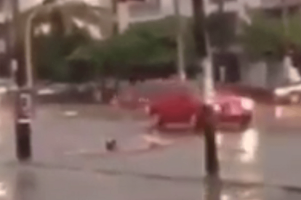 Caen en canal pluvial tras fuerte lluvia en Jalisco #VIDEO
