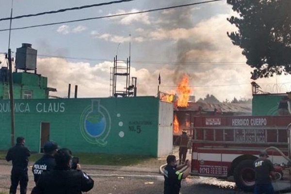 Dos muertos tras explosión en fábrica en Santiago Tianguistenco #VIDEO