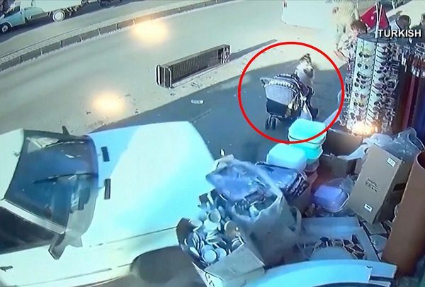 ¡Se salvan de milagro! Dos niños salen con vida de impactante accidente #VIDEO