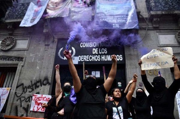 Grupos de feministas instaladas en la CNDH chocan por intereses de lucha