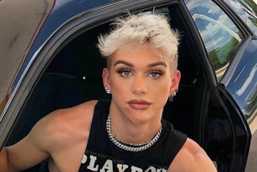 Por aparente sobredosis de oxicodona, muere el bloguero de belleza Ethan Peters